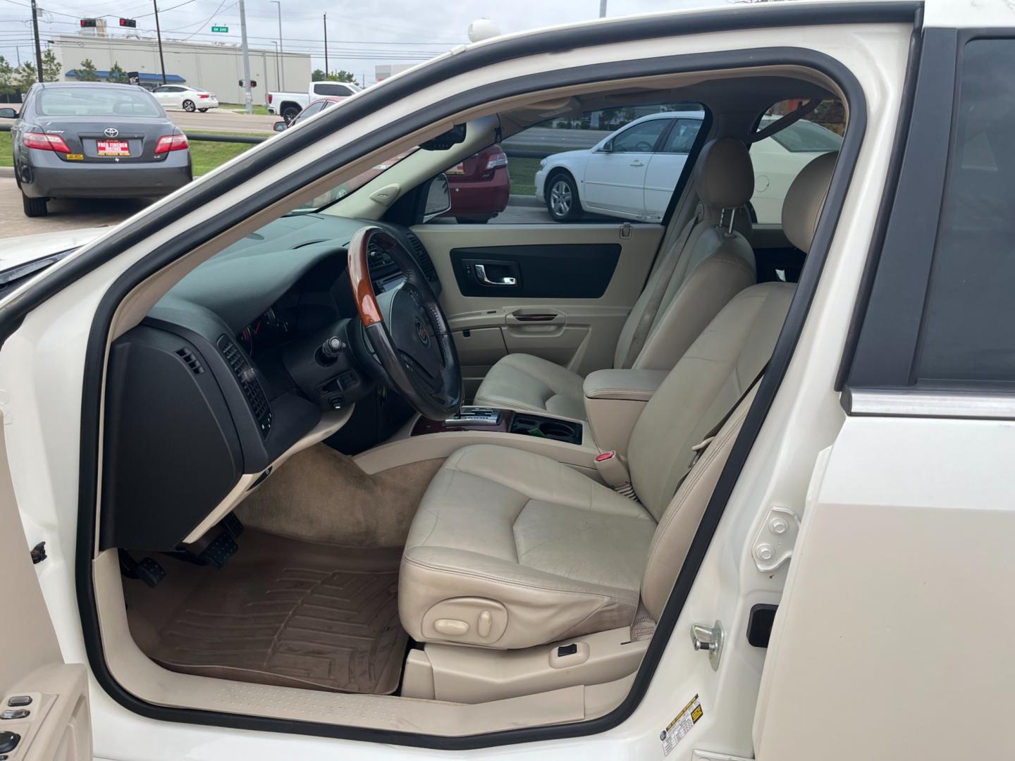 2005 white /TAN Cadillac SRX V6 (1GYEE637250) with an 3.6L V6 DOHC 24V engine, 5-Speed Automatic Overdrive transmission, located at 14700 Tomball Parkway 249, Houston, TX, 77086, (281) 444-2200, 29.928619, -95.504074 - Photo#8